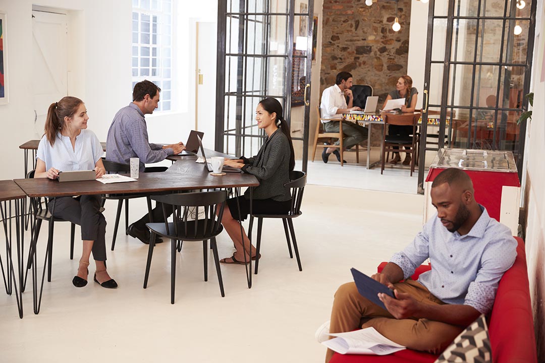 Un environnement de coworking moderne qui offre plein d'espace pour travailler